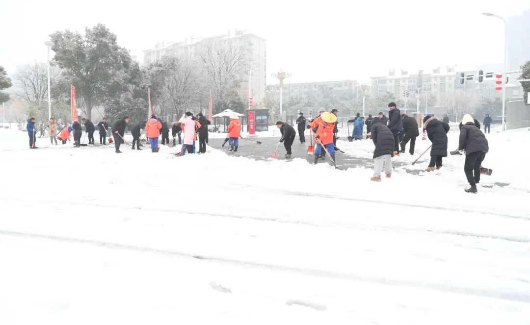 掃雪除冰保安全，平平安安過大年