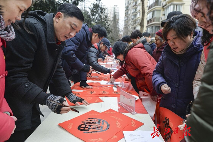 這一天，居民激動(dòng)了，第一次在社區(qū)里升國(guó)旗唱國(guó)歌(圖1)