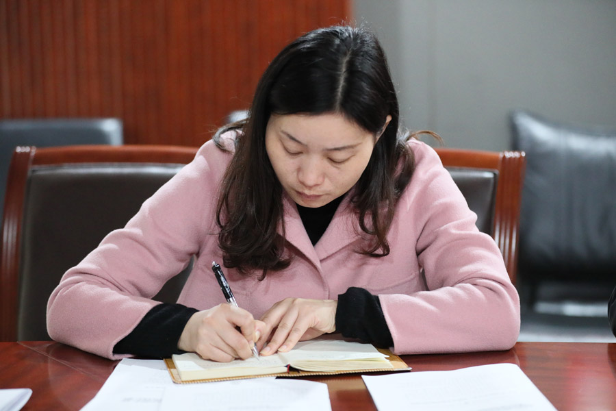 先學(xué)一步 學(xué)深一層 武漢體育中心紀委傳達學(xué)習十九屆四中全會精神(圖4)
