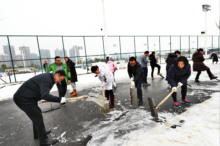 一場雪，體育中心美得不要不要的</br>但最美的風景還是他們(圖5)