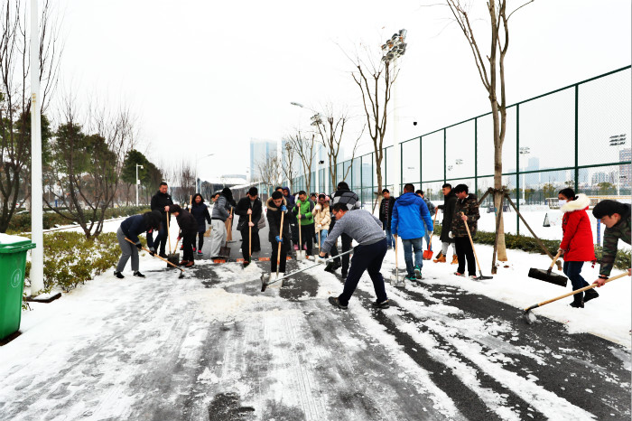 一場雪，體育中心美得不要不要的</br>但最美的風景還是他們(圖13)
