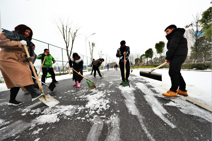 一場雪，體育中心美得不要不要的</br>但最美的風景還是他們(圖14)