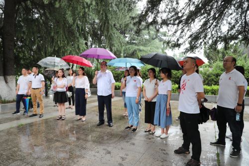 “瞻仰革命先烈 傳承紅色精神” ——公司全體黨員、入黨積極分子參觀向警予烈士陵園(圖2)