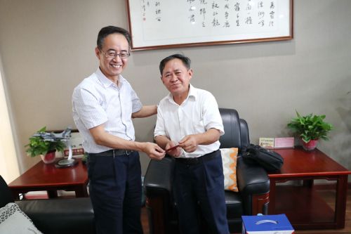 武漢體育中心開展退休老黨員“不忘初心、牢記使命”專題調(diào)研和慰問工作(圖1)