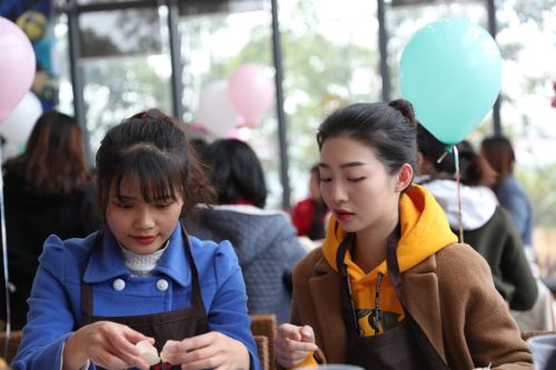 巧手做糕點，甜蜜迎佳節(jié) ▏武漢體育中心舉行“三八”婦女節(jié)關愛活動(圖4)
