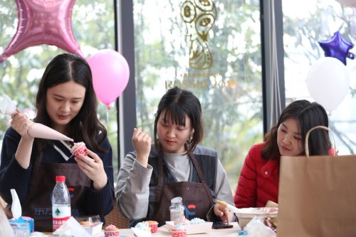 巧手做糕點，甜蜜迎佳節(jié) ▏武漢體育中心舉行“三八”婦女節(jié)關愛活動(圖2)