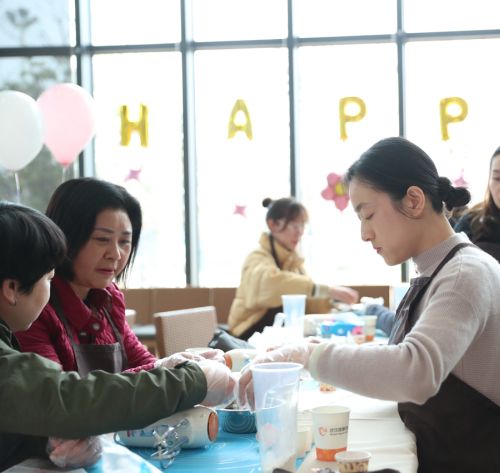 巧手做糕點，甜蜜迎佳節(jié) ▏武漢體育中心舉行“三八”婦女節(jié)關愛活動(圖3)