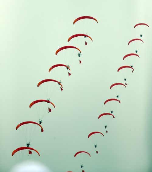 2019國(guó)際航聯(lián)世界飛行者大會(huì)在我區(qū)開幕 頂尖飛行員翱翔“天空之城”(圖1)