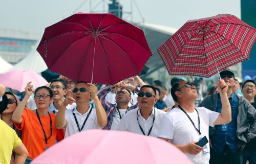 2019國(guó)際航聯(lián)世界飛行者大會(huì)在我區(qū)開幕 頂尖飛行員翱翔“天空之城”(圖4)