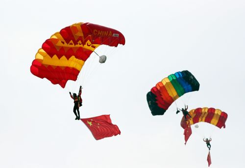 2019國(guó)際航聯(lián)世界飛行者大會(huì)在我區(qū)開幕 頂尖飛行員翱翔“天空之城”(圖9)