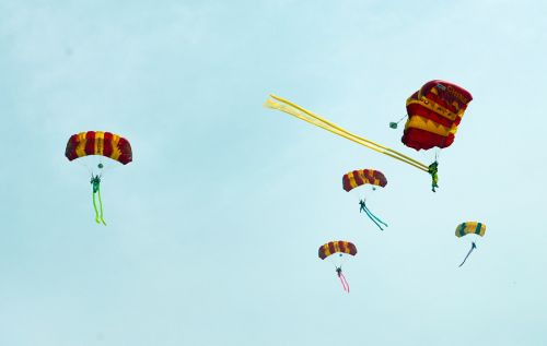 2019國(guó)際航聯(lián)世界飛行者大會(huì)在我區(qū)開幕 頂尖飛行員翱翔“天空之城”(圖18)