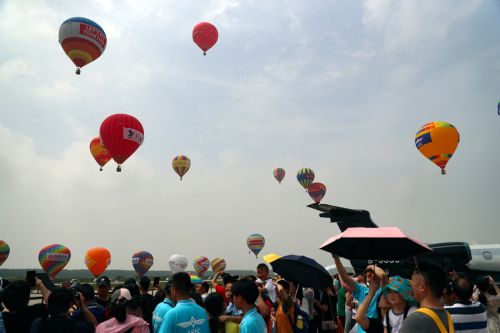 2019國(guó)際航聯(lián)世界飛行者大會(huì)在我區(qū)開幕 頂尖飛行員翱翔“天空之城”(圖19)